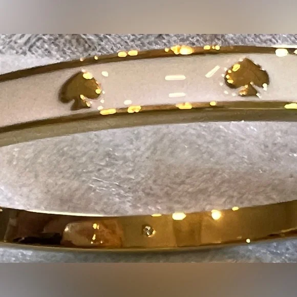 NWT stunning kate spade New York Spot The Spade Enamel Bangle in creamy white - Picture 4 of 9